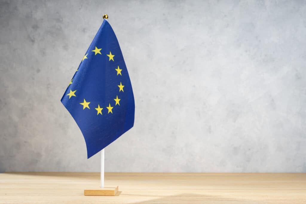 Flagge der europäischen Union auf Holzständer.