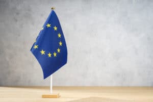 Flagge der europäischen Union auf Holzständer.